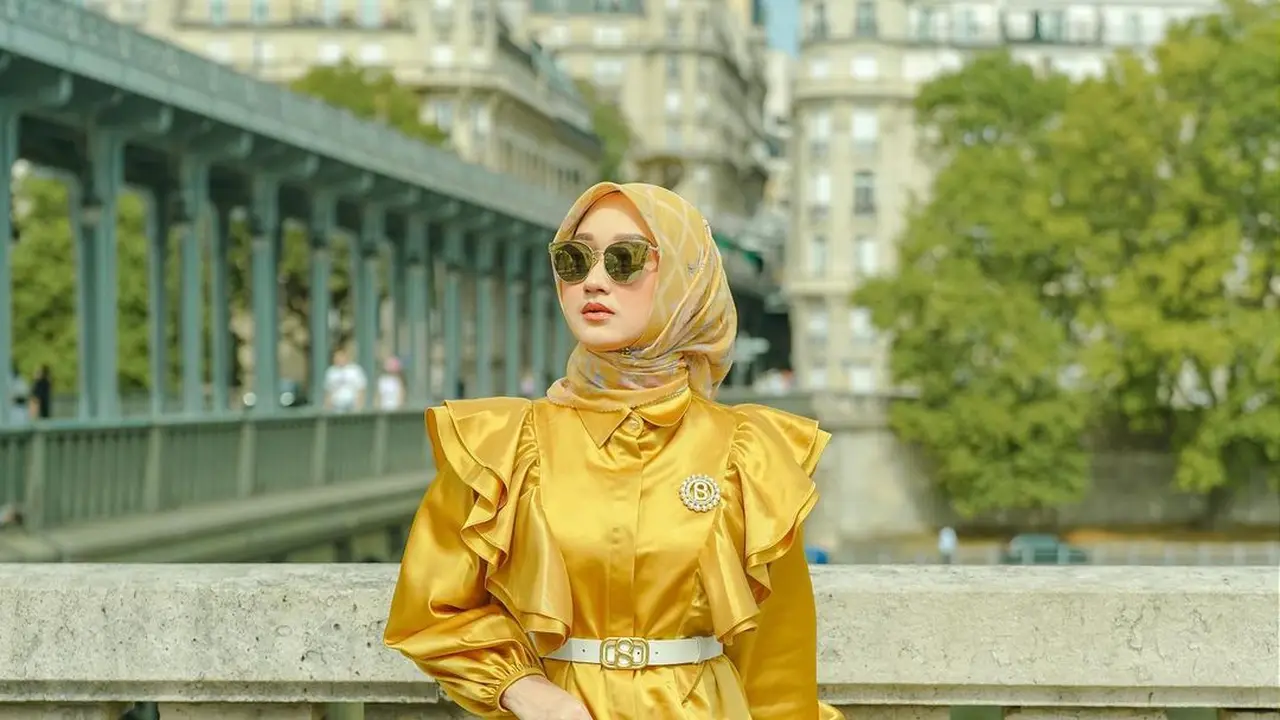 8 Potret Gaya Dian Pelangi di Paris, Tampil Modis nan Mewah ala Sosialita