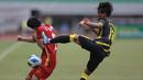 Pemain Malaysia U-19, Adam Farhan Mohd Faizal (kanan) berebut bola dengan pemain Vietnam U-19, Ha Chau Phi pada laga semifinal Piala AFF U-19 2022 di Stadion Patriot Candrabhaga, Bekasi, Rabu (13/7/2022). (Bola.com/M Iqbal Ichsan)