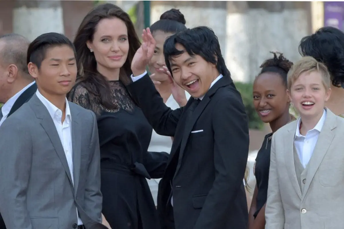 Angelina Jolie menyimpan luka setelah bercerai dengan Brad Pitt.