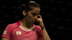 Pebulutangkis tunggal putri India, Saina Nehwal, menggerakan tangan untuk membersihkan mata saat laga perempat final BCA Indonesia Open di Istora Senayan, Jakarta, Jumat (3/6/2016). (Bola.com/Vitalis Yogi Trisna)