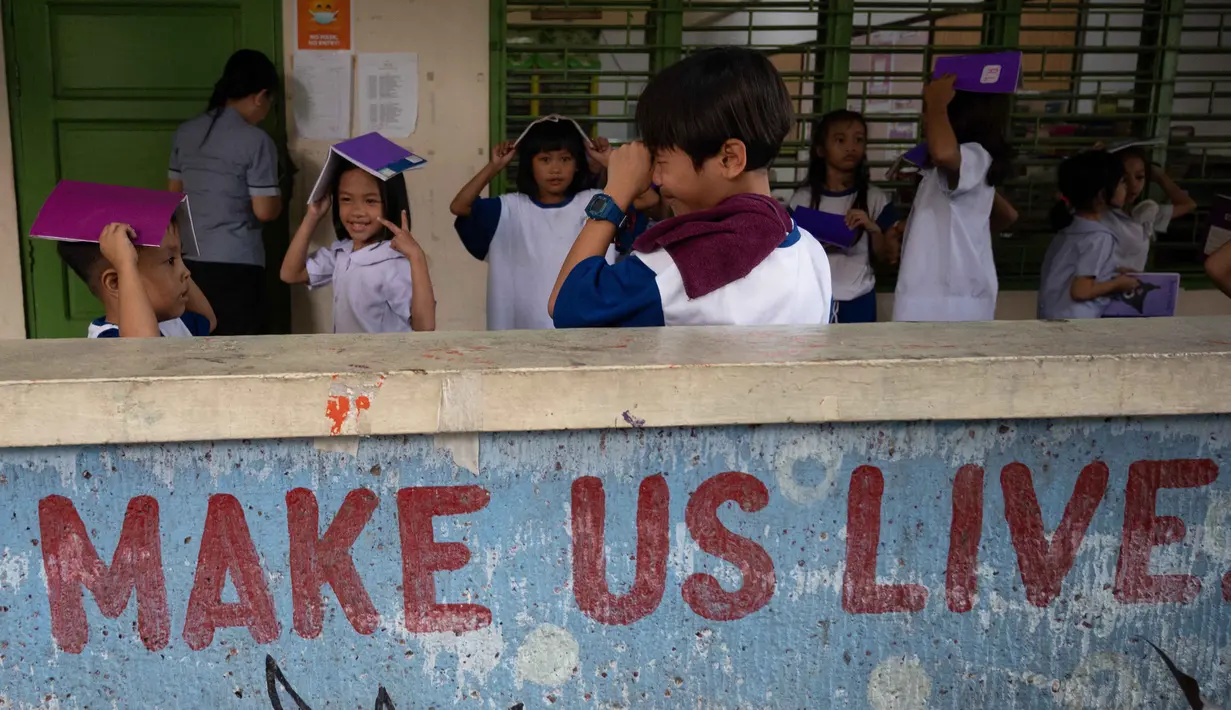 Gempa besar terakhir yang mengguncang Filipina berkekuatan magnitudo 7 terjadi pada bulan Juli 2022 silam. Gempa ini memicu tanah longsor dan retakan tanah di provinsi utara Abra, menewaskan sedikitnya 11 orang dan melukai 609 lainnya. (Ted ALJIBE/AFP)