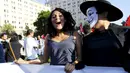 Demonstran berteriak saat berunjuk rasa terhadap kesepakatan perdagangan TPP, Santiago, Chili, (4/2). Tujuan TPP adalah mendorong liberalisasi negara-negara di kawasan Asia-Pasifik. (REUTERS/Ivan Alvarado)