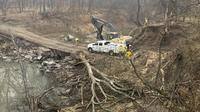 Washington County Road membangun bendungan darurat untuk mencegat tumpahan minyak setelah pipa Keystone pecah di Mill Creek di Washington County, Kansas, pada Kamis, 8 Desember 2022. Truk vakum, boom, dan bendungan darurat dibangun di sungai untuk mencegat tumpahan. (Radio Kyle Bauer/KCLY/KFRM melalui AP)