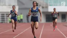 Atlet asal Maluku, Alvin Tehupeiory (tengah) saat berlaga di kelas lari 200 meter putri senior Kejurnas Atletik U18, U20 dan Senior 2019 di Stadion Pakansari, Bogor, Minggu (4/8/2019). Alvin Tehupeiory meraih posisi pertama dengan catatan waktu 23,76 detik. (Liputan6.com/Helmi Fithriansyah)