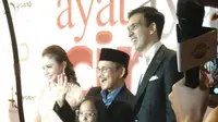 Bacharuddin Jusuf Habibie ikut menghadiri Gala Premier film Ayat Ayat Cinta 2, yuk simak gaya mesranya dengan sang cucu. (Liputan6.com/Annissa Wulan)