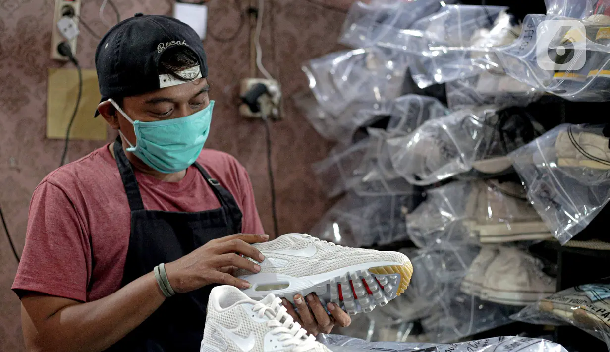 Kru mengecek sepatu pelanggan di Soul Sepatu di kawasan Rawamangun, Jakarta, Senin (9/11/2020). Dalam sehari, mereka mampu menyelesaikan 20 pasang sepatu, yang dimulai dari harga Rp35 ribu hingga Rp75 ribu. (Liputan6.com/Faizal Fanani)