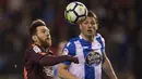 Striker Barcelona, Lionel Messi, berebut bola dengan bek Deportivo La Coruna, Fabian Schar, pada laga La Liga di Stadion Riazor, Senin (30/4/2018). Barcelona menang 4-2 atas Deportivo La Coruna. (AP/Lalo R. Villar)