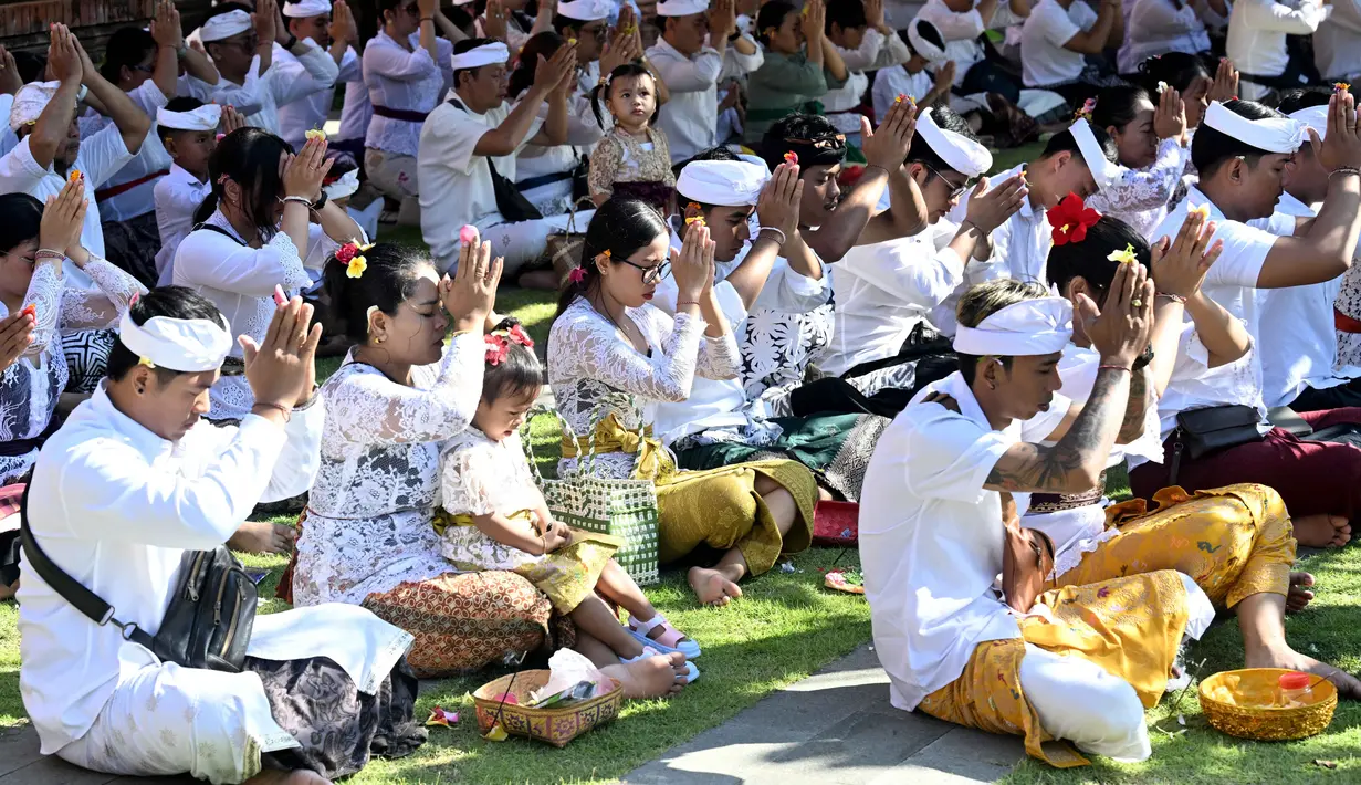 Umat Hindu berdoa untuk merayakan Hari Raya Galungan di sebuah pura, Denpasar, Bali, Rabu 17 Juni 2026. (SONNY TUMBELAKA/AFP)