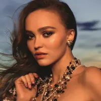 Chanel memperkenalkan koleksi makeup terbaru mereka yang sarat dengan kehangatan musim semi dan musim panas dengan nuansa alam yang kental dalam rangkaian La Pausa De Chanel Spring-Summer 2022 Collection. Foto: Document/Chanel.