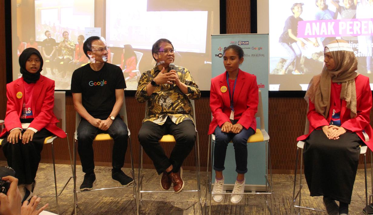 Menkominfo Rudiantara (tengah) memberi paparan dalam Girls Takeover 'Sehari Jadi Menteri' dari Yayasan Plan International Indonesia di kantor Google Indonesia, Jakarta, Kamis (10/10/2019). Acara menyoroti pentingnya media untuk membentuk narasi positif tentang anak perempuan. (Liputan6.com/HO/Ijal)