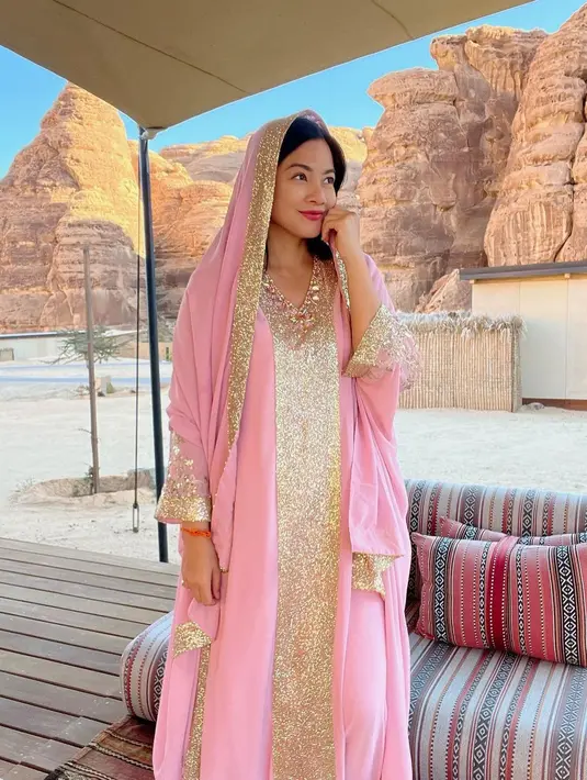 Terbaru, Titi Kamal tampil bak Princess Jasmine dengan kaftan pink dan bordir gold [@titi_kamall]