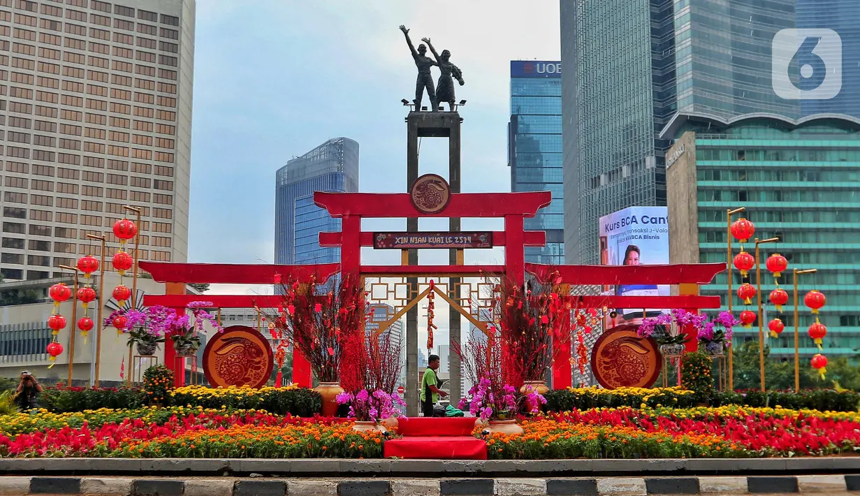 Pekerja memasang ornamen pernak pernik imlek di kawasan Bundaran HI (Hotel Indonesia), Jakarta, Sabtu (21/1/2023). Ornamen tersebut dipasang dalam rangka menyambut perayaan Tahun Baru Imlek 2574 Kongzili yang jatuh pada tanggal 22 Januari 2023 besok. (Liputan6.com/Angga Yuniar)