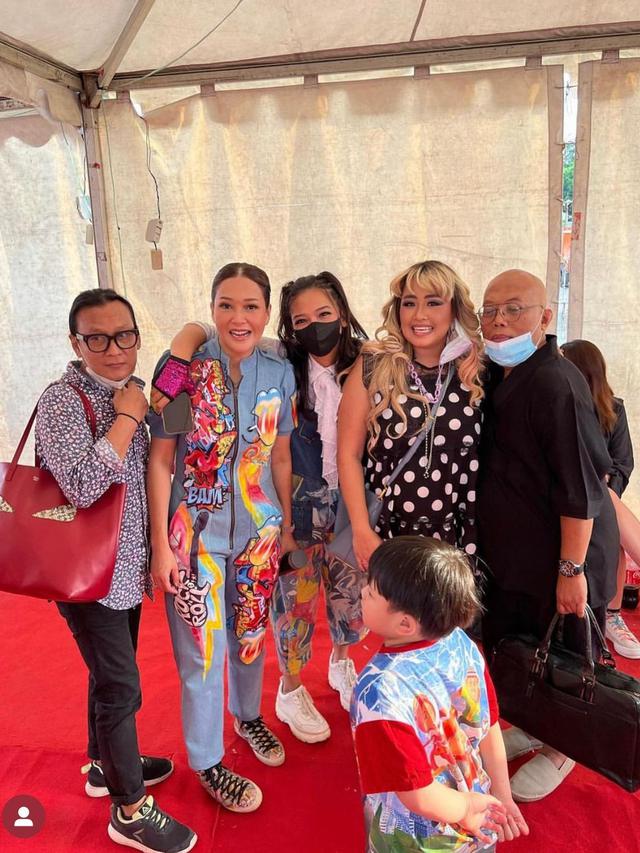 Pertemuan Maia Estianty dan Pinkan Mambo di belakang panggung. (Foto: Dok. Instagram @pinkan_mambo)