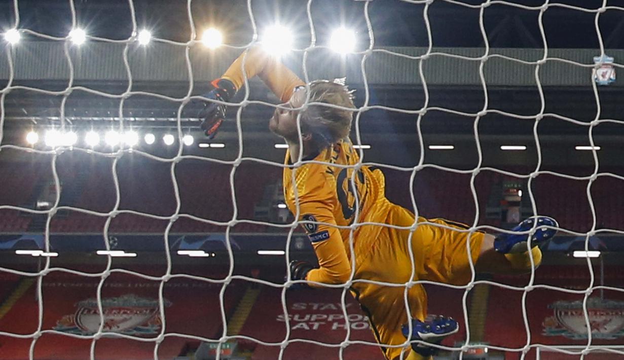 Kiper Liverpool, Caoimhin Kelleher, menepis bola saat melawan Ajax Amsterdam di Stadion Anfield, Rabu (2/12/2020). Kiper ketiga The Reds itu tampil memukau dan membawa Liverpool menang atas Ajax. (Phil Noble/Pool via AP)