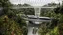 Skytrain yang menghubungkan berbagai terminal terlihat di Jewel Changi Airport, Singapura, 11 April 2019. Kemegahan terminal baru andalan Singapura ini berupa arsitektur panel kaca yang dibingkai dengan baja. (REUTERS/Feline Lim)