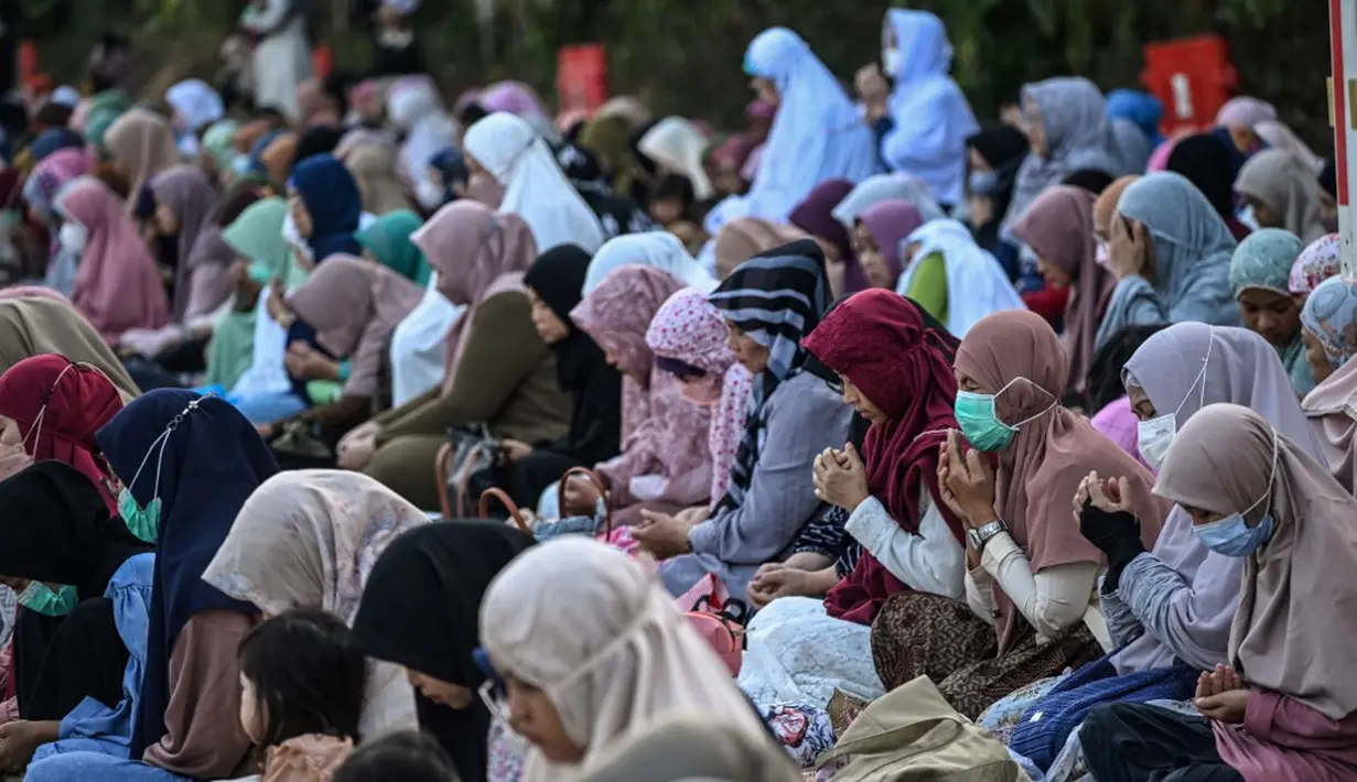<p>Sholat Idul Adha di Surabaya berlangsung khidmat dengan suasana pagi yang cerah. (JUNI KRISWANTO/AFP)</p>