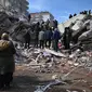 Petugas penyelamat dan keluarga mencari di antara reruntuhan bangunan setelah gempa bumi berkekuatan 7,8 skala Richter mengguncang bagian tenggara negara itu, Kahramanmaras, Turki, Selasa (7/2/2023). Jumlah korban tewas gabungan telah meningkat menjadi lebih dari 5.000 orang di Turki dan Suriah setelah gempa terkuat di wilayah tersebut dalam hampir satu abad terakhir. (OZAN KOSE/AFP)