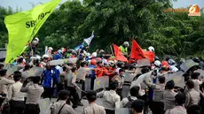 Kericuhan antara pengunjuk rasa dengan aparat pun tak terelakkan saat para buruh terus memaksa memasuki jalur tol (Liputan6.com/Faisal R Syam) 