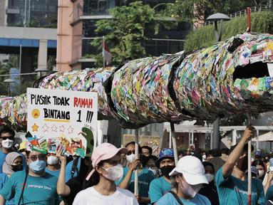 Sejumlah aktivis dari berbagai organisasi melakukan Aksi pawai bebas plastik saat Hari Bebas Kendaraan (Car Free Day) di Jakarta, Minggu (24/7/2022). Aksi tersebut mengajak masyarakat untuk peduli lingkungan dari sampah plastik kemasan atau sekali pakai yang saat ini banyak mencemari laut di Indonesia. (Liputan6.com/Angga Yuniar)