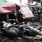 Truk tronton menabrak sejumlah kendaraan di depan RSU Muhammadiyah Siti Aminah Bumiayu, Brebes, Jawa Tengah, Senin (10/12). Polisi menyebut kecelakaan diduga akibat truk mengalami rem blong. (Liputan6.com/Fajar Eko Nugroho)