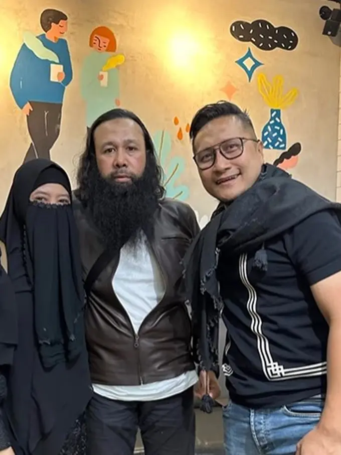 Arie Untung bersama pasangan Peggy Melati Sukma dan Reza Abdul Jabbar (Instagram/ariekuntung)