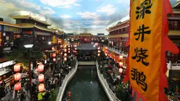 Para turis menikmati berbagai penganan khas lokal di objek wisata Kota Xiao Song di Kaifeng, Provinsi Henan, China pada 2 Oktober 2020. Masyarakat di seluruh China menikmati beragam makanan lezat selama libur Hari Nasional dan Festival Pertengahan Musim Gugur. (Xinhua/Li Jianan)