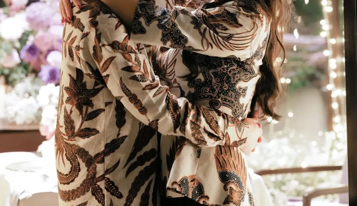 Cincin berlian yang cukup besar tampak tersemat di jari manis tangan kiri Sisca Kohl dan dipamerkannya dalam salah satu foto. Bagaimana menurutmu tampilan keduanya dalam baju batik saat lamaran ini?