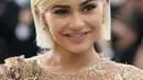 Pada 29 April 2017 lalu, Kylie Jenner dan Travis Scott terlihat bersama di Bentley University di Boston. Saat itu Kylie menemani Travis yang sedang tampil di panggung, dan ternyata saat itu Kylie ditemani kakaknya, Kendall Jenner. (AFP/Bintang.com)