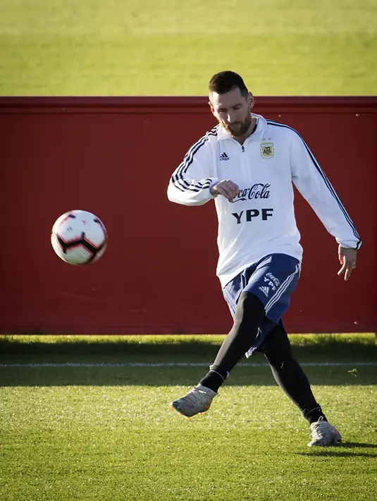 Penyerang Argentina, Lionel Messi menendang bola saat mengikuti sesi latihan tim di Ciudad Deportiva Antonio Asensio di Palma de Mallorca (12/11/2019). Argentina akan memainkan pertandingan persahabatan melawan Brasil di Riyadh dan Uruguay di Tel Aviv. (AFP/Jaime Reina)