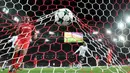 Proses terjadinya gol yang dicetak gelandang Liverpool, Philippe Coutinho ke gawang Spartak Moskow pada laga Liga Champions di Stadion Otkrytie Arena, Moskow, Selasa (26/9/2017). Kedua klub bermain imbang 1-1. (AFP/Kirill Kudryavtsev)