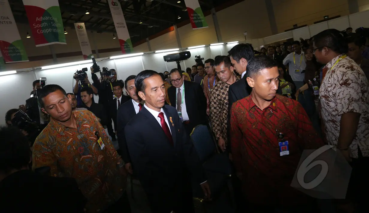 Presiden Joko Widodo (tengah) saat memantau ruang media center wartawan peliput Konferensi Asia Afrika di Jakarta Convention Center, Rabu (22/4/2015). (Liputan6.com/Herman Zakharia)