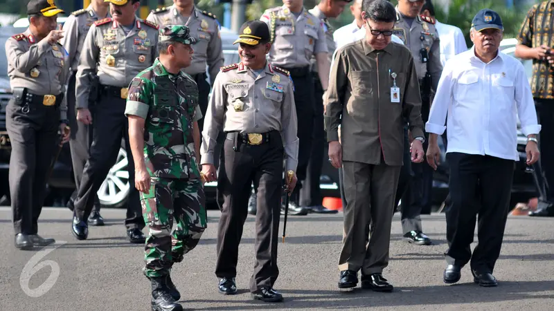 20151223-Siapkan Pengamanan Natal & Tahun Baru, Kapolri Pimpin Apel Operasi Lilin-Jakarta