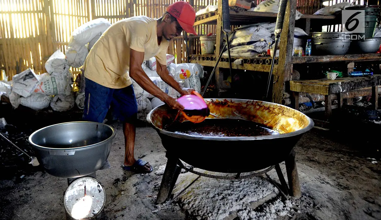 Pekerja menyelesaikan pembuatan dodol betawi di kawasan Cilenggang, Serpong, Kota Tangerang Selatan, Senin (27/5/2019). Hampir sepekan menjelang Lebaran, permintaan dodol Betawi yang dijual Rp48 ribu per kilogram itu mengalami peningkatan hingga 300 persen dari hari biasa. (merdeka.com/Arie Basuki)