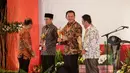 Di acara Musyawarah Perencanaan Pembangunan Nasional (Musrenbangnas) Gubernur DKI Jakarta Basuki Tjahaja Purnama (Ahok) memboyong 2 piala, Jakarta, Rabu (29/4/2015). (Liputan6.com/Faizal Fanani)