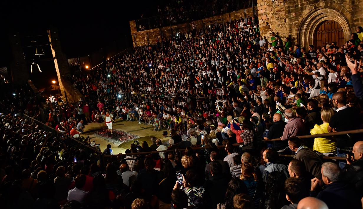 Ribuan orang menyaksikan perayaan malam San Juan di San Pedro Manrique, Spanyol Utara, Minggu (24/6). Tradisi kuno Spanyol ini diperingati untuk menyambut musim panas. (AP Photo/Alvaro Barrientos)