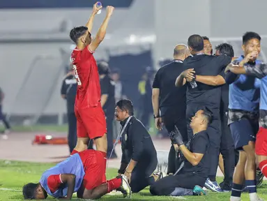 Ekspresi kegembiraan pemain, pelatih dan official timnas Indonesia U-20 usai pertandingan kualifikasi Piala Asia U-20 grup F melawan Yaman di Stadion Madya, Kompleks Gelora Bung Karno, Jakarta, Minggu (29/9/2024). (Liputan6.com/Angga Yuniar)