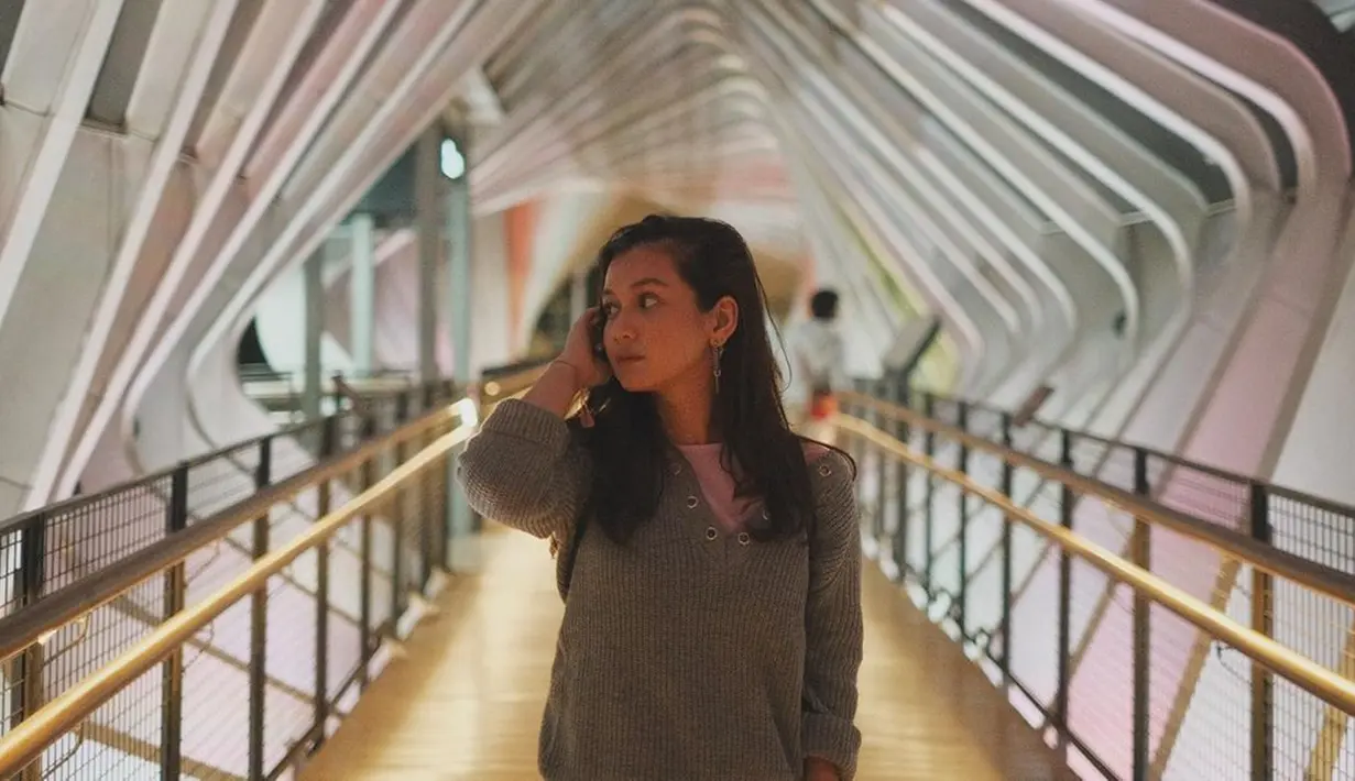 Wajah manis Dea Annisa punya daya tarik tersendiri yang membuatnya tetap dipuji cantik oleh penggemarnya. Penerangan cahaya sekitar yang tak mendukung hasil akhir foto tetap menghasilkan foto candid estetik Dea Annisa. Rambut yang digerai kian memancarkan pesona bintang film Nikah Duluan ini. (Liputan6.com/IG/@deaaannisa)