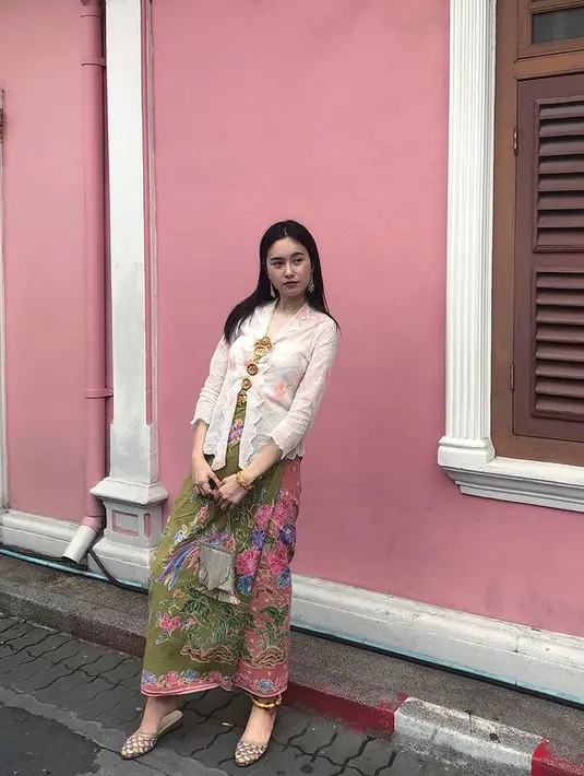 <p>Potret Nong Poy saat pakai kebaya, salah satu busana hasil akulturasi banyak budaya. [@poydtreechad]</p>