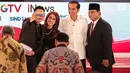 Pembawa acara Tommy Tjokro dan Anisha Dasuki bersama Capres Joko Widodo dan Prabowo Subianto berswa foto usai debat kedua Pilpres 2019 yang mengusung di Hotel Sultan, Jakarta, Minggu (17/2). (Liputan6.com/Faizal Fanani)