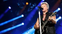 Dua jam lebih menghibur penonton, tidak terlihat sama sekali rasa letih dari Jon Bon Jovi yang semakin tua semakin keren ini. (Foto: Faizal Fanani/Liputan6.com)