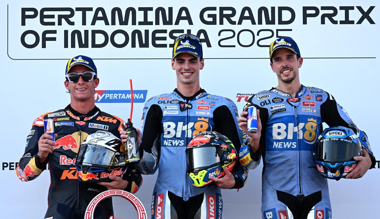 Pembalap dari tim BK8 Gresini Racing, Fermin Aldeguer (tengah), pembalap dari tim Red Bull KTM Factory Racing, Pedro Acosta (kiri), dan pembalap dari tim BK8 Gresini Racing, Alex Marquez, merayakan kemenangan di podium usai meraih kemenangan pada balapan MotoGP Indonesia 2025 di Sirkuit Mandalika, Lombok, pada Minggu (5/10/2025). (AFP/Sonny Tumbelaka). (AFP/Sonny Tumbelaka).