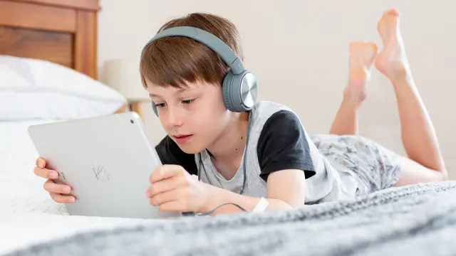 Paparan cahaya biru atau blue light gadget bisa menyebabkan permulaan pubertas lebih cepat. (Foto: Unsplash.com/ Emily Wade).