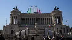 Ini adalah momen atraksi pesawat dari angkatan udara Italia saat merayakan Hari Republik ke-76. Kepulan asap warna-warni menghiasi langit biru Roma. (VINCENZO PINTO/AFP)