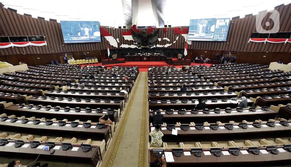 Suasana Rapat Paripurna ke-14 Masa Persidangan III 2019-2020 di Kompleks Parlemen, Senayan, Jakarta, Selasa (5/5/2019). Rapat paripurna beragendakan laporan BPK RI mengenai penyerahan Laporan Hasil Pemeriksaan (LHP) Semester II Tahun 2019. (Liputan6.com/Johan Tallo)