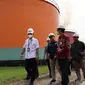Para petinggi PTPN PalmCo meninjau salah satu pengelohan limbah cair sawit di Riau. (Liputan6.com/M Syukur)