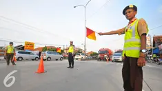 Anggota Pramuka memberi arahan kepada pengguna jalan di pertigaan pintu keluar tol Brebes, Jawa Tengah, Jumat (23/12). Untuk mengantisipasi puncak arus mudik Natal 2016 anggota Pramuka ikut membantu di sejumlah titik kemacetan. (Liputan6.com/Angga Yuniar)