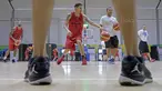 Aksi pemain Timnas Basket Indonesia, Daniel Wenas saat melakukan sesi latihan jelang test event Asian Games 2018 di Hall A Senayan, Jakarta, Rabu (7/2/2018). Test Event ini berlangsung pada 8-12 February 2018. (Bola.com/Nicklas Hanoatubun)