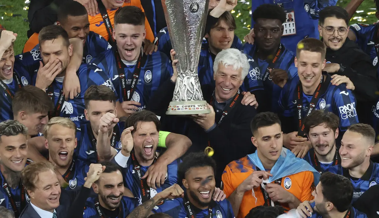 Kesuksesan ini diraih setelah mereka menghajar Bayer Leverkusen dengan skor 3-0 di laga final. (AP Photo/Peter Morrison)