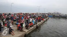 Warga yang akan berlibur tengah mengantri untuk menaiki kapal di Pelabuhan Kali Adem, Jakarta, Kamis (5/5). Ratusan masyarakat tersebut akan menikmati libur panjang di Kepulauan Seribu. (Liputan6.com/Angga Yuniar)