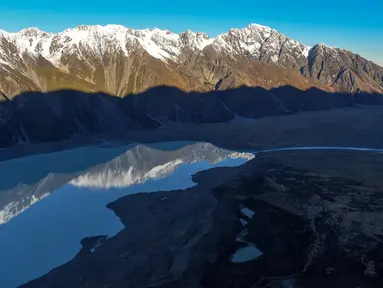 Danau Tasman di dekat Gletser Tasman di Taman Nasional Aoraki/Mount Cook di Pulau Selatan, Selandia Baru pada 13 Juli 2020. Aoraki Mount Cook terdiri dari 19 puncak yang berada di ketinggian setidaknya 3.000 meter di atas permukaan laut, Gletser Tasman, serta banyak danau glasial. (Xinhua/Guo Lei)